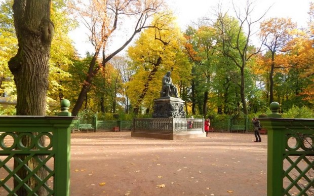 Памятник Крылову в Летнем саду Санкт-Петербурга