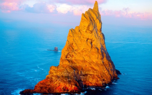 Скальный остров Болс-Пирамид (7 фото)