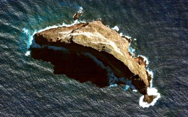 Скальный остров Болс-Пирамид (7 фото)